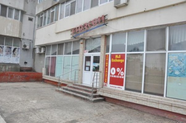 Hoţii au furat dintr-un magazin alimentar doar ţigările şi un aer condiţionat